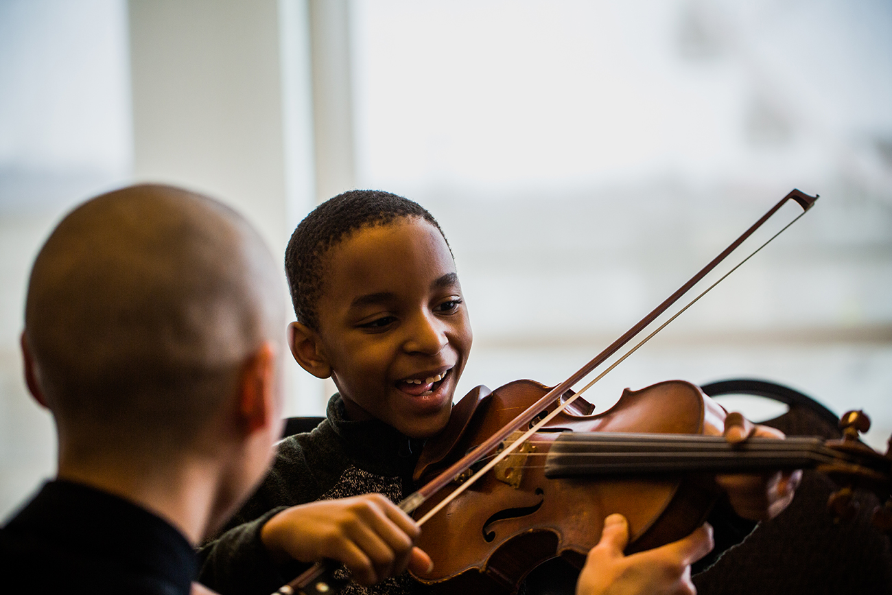 Eddy-Kwon-with-Child-on-Violin